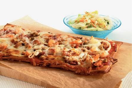 Pizza met zeefruit en kaas