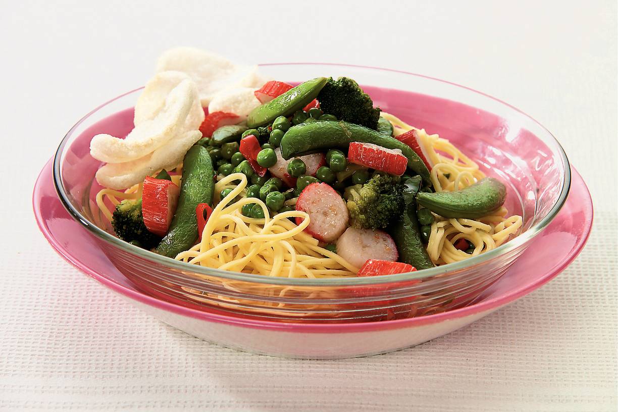 Mie met surimi en stoomgroenten