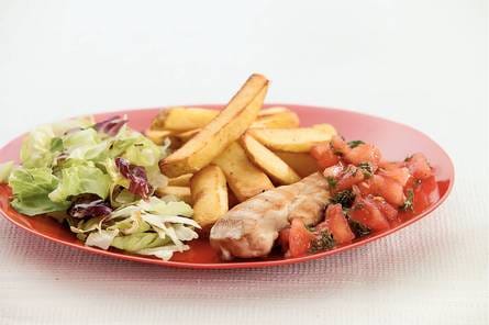 Gegrilde kipfilet met tomatensalsa en frites