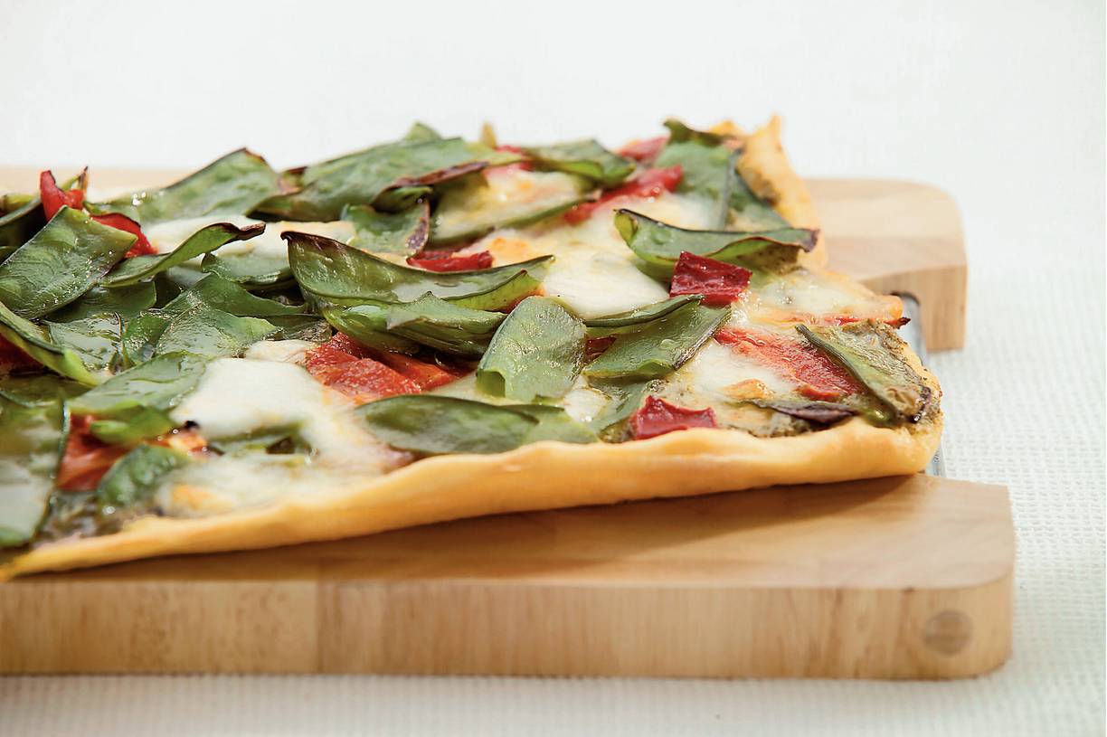 Pestopizza met peultjes en paprika