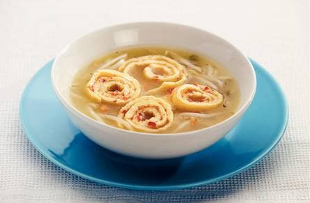 Kippensoep met taugé en omeletreepjes