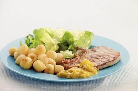 Gegrilde karbonade met piccalilly