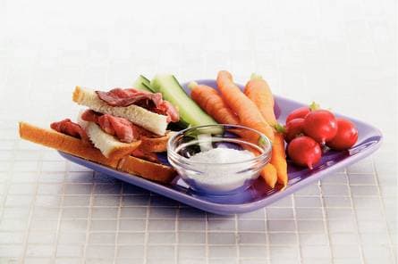 Rosbief en rauwkost met zoutdip