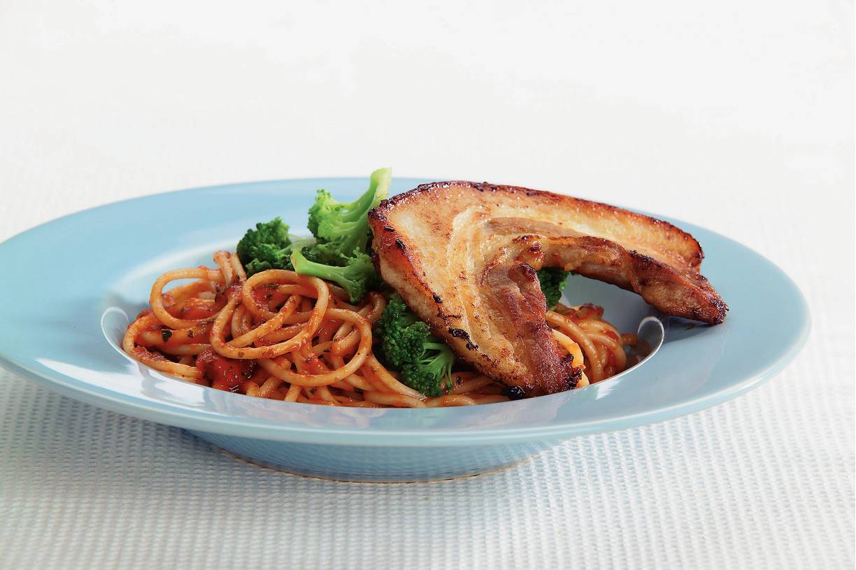 Spaghetti met spek in Italiaanse saus