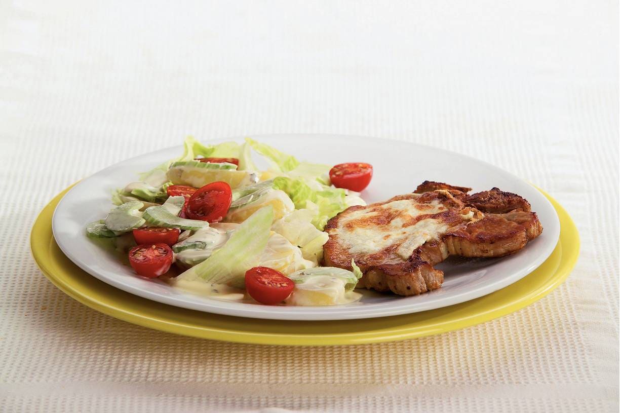 Karbonades en salade met zuiveldressing