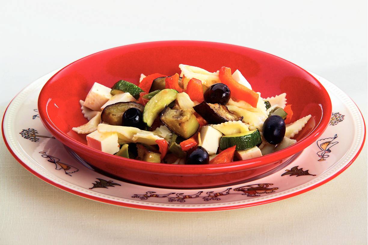 Ratatouille-pastasalade met vinaigrette