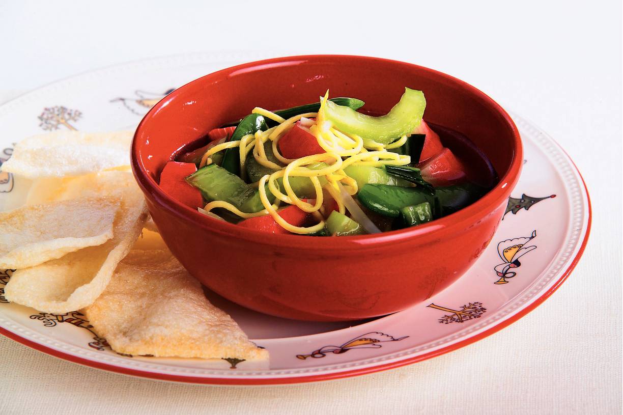 Noedelsoep met surimi en kroepoek