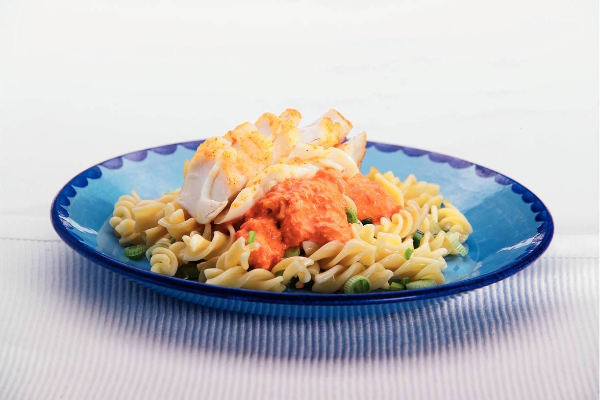 Pasta met paprikasaus en kabeljauwhaas