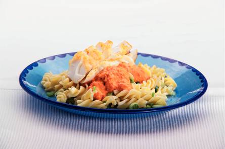 Pasta met paprikasaus en kabeljauwhaas