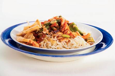 Noedels met kip in zoetzure saus