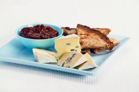 Blauwaderkaas met pruimenpuree