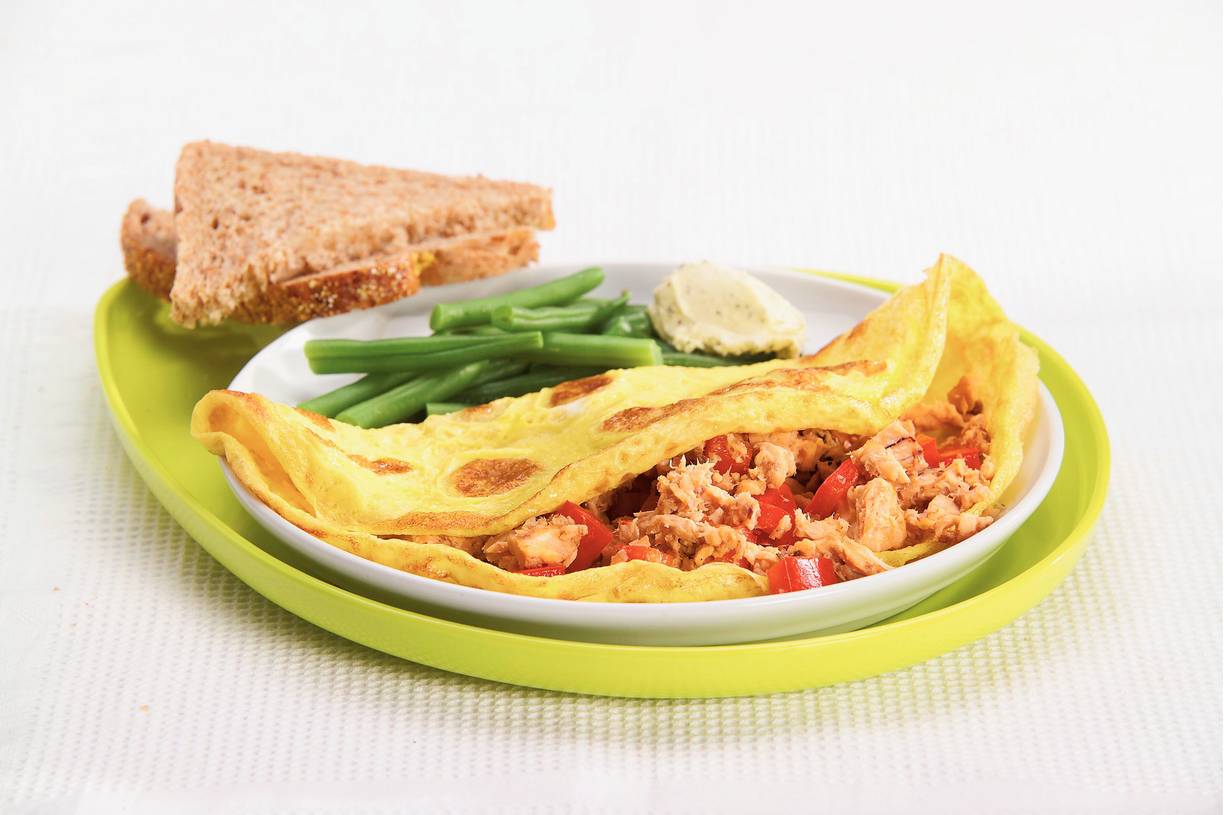 Omelet gevuld met zalm en paprika