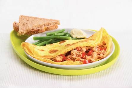 Omelet gevuld met zalm en paprika