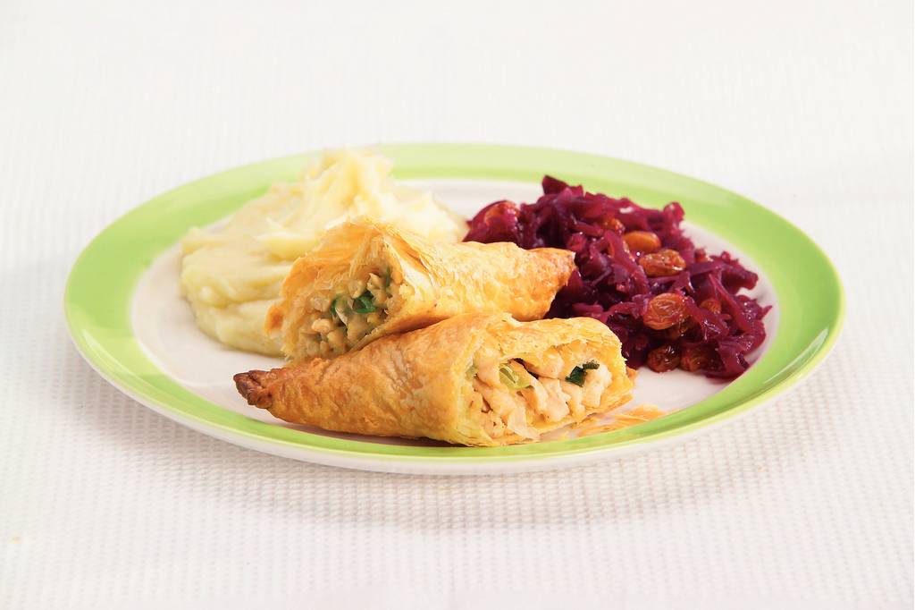Kippakketjes met puree en rode kool