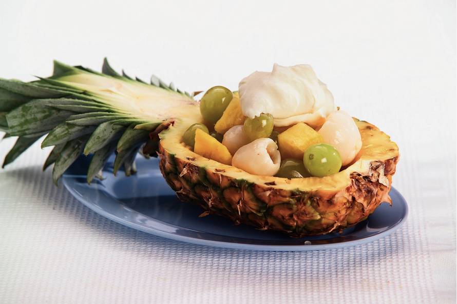 gevulde ananas met fruit gevulde ananas met fruit