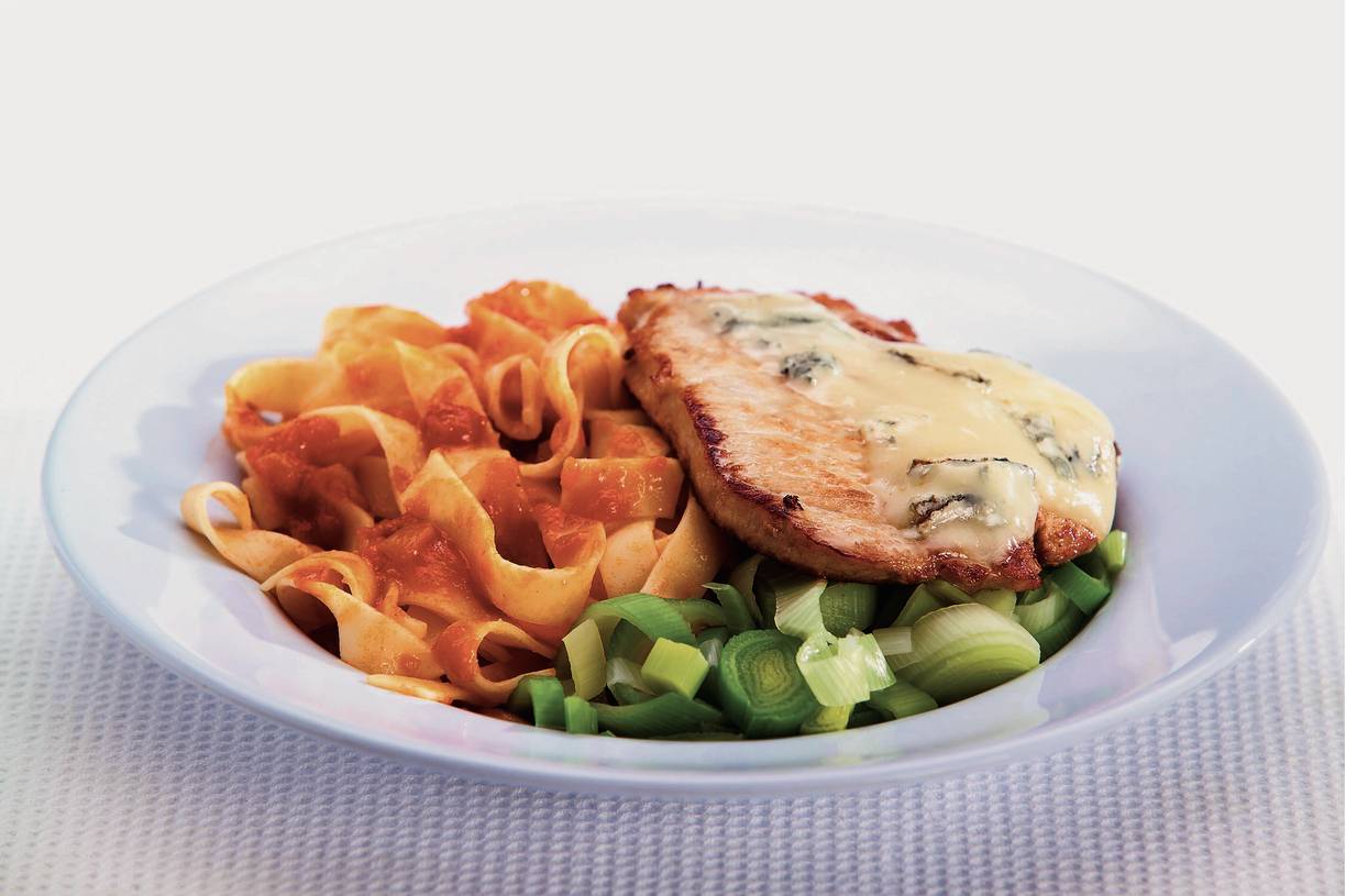 Paprika-tagliatelle met prei en karbonade