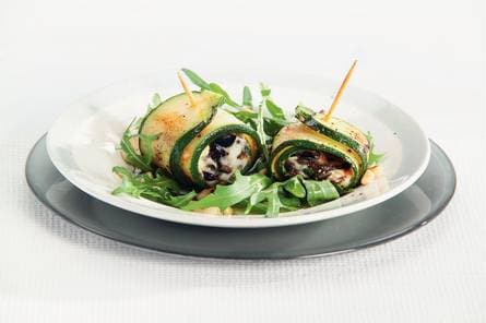 Courgetterolletjes met pesto en mozzarella