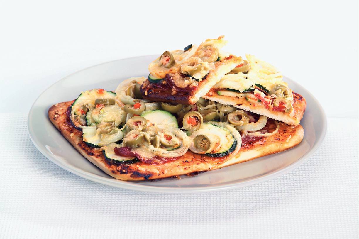 Pizza met courgette en salami