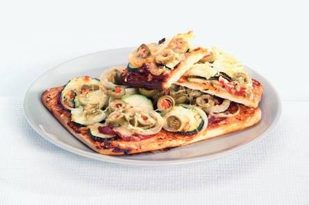Pizza met courgette en salami