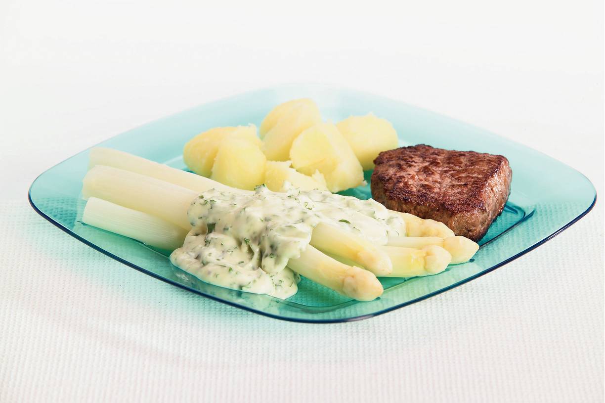 Asperges met groene kruidensaus