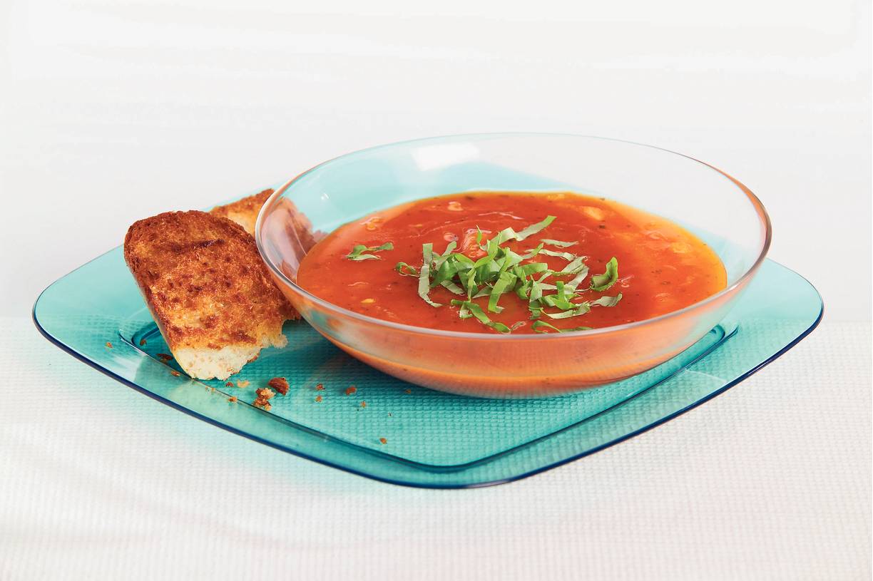 Tomatensoep met knoflookbroodjes