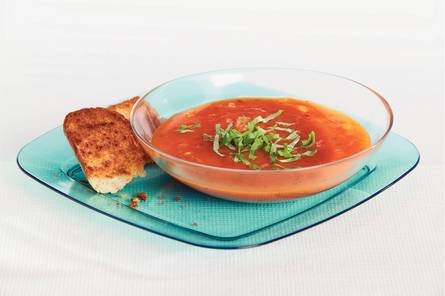 Tomatensoep met knoflookbroodjes