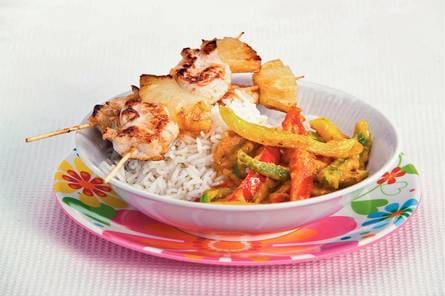 Kipspiesen met kormasaus