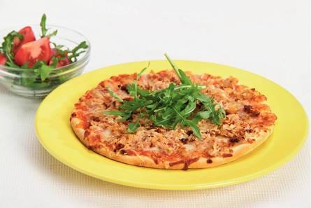 Tonijnpizza met snelle tomatensalade