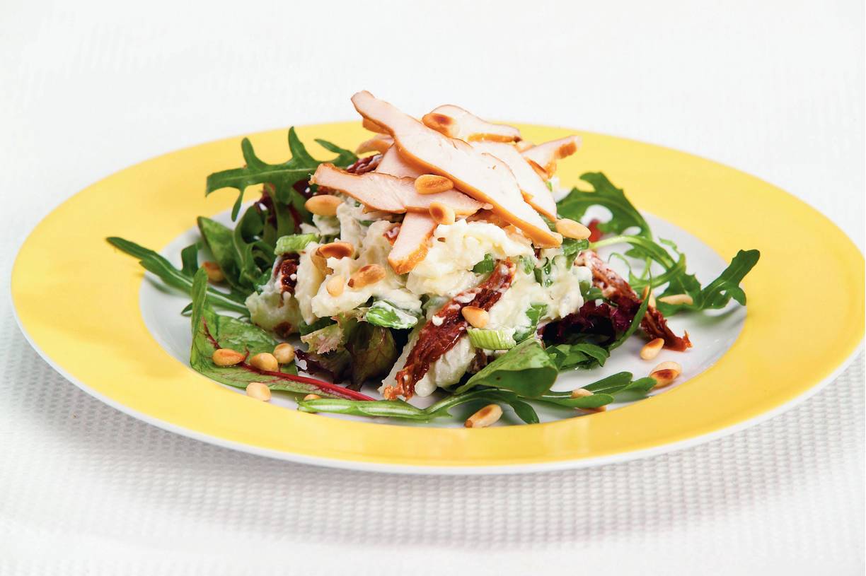 Aardappelsalade met kip en pijnboompitten