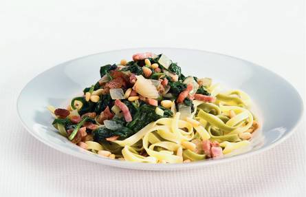 Tagliatelle met spinazie, spekjes en pijnboompitten