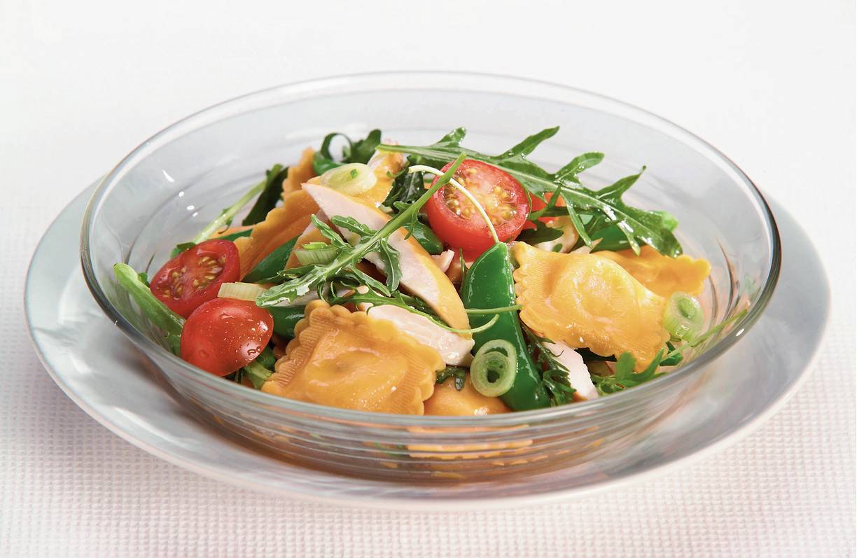 Raviolisalade met kip en rucola