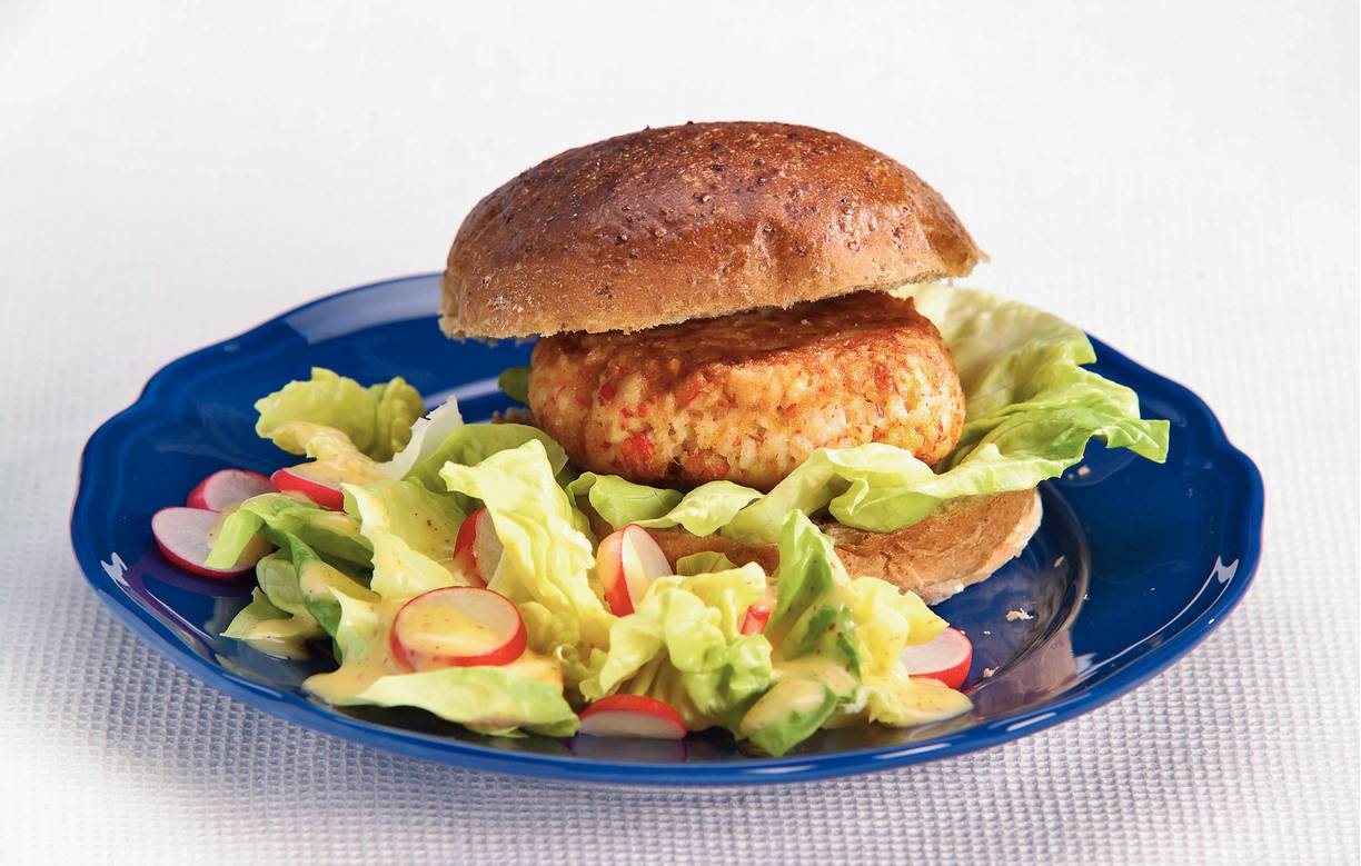Krokante surimiburgers met vinaigrettesla
