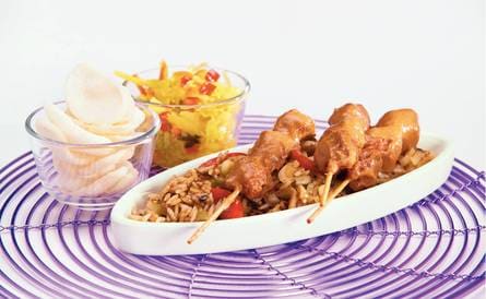 Snelle nasi goreng met saté en atjar