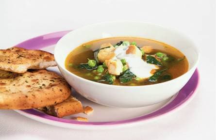Indiase kippensoep met naanbrood