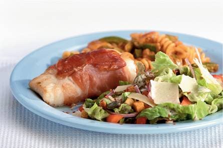 Kabeljauw in Parmaham met Italiaanse salade