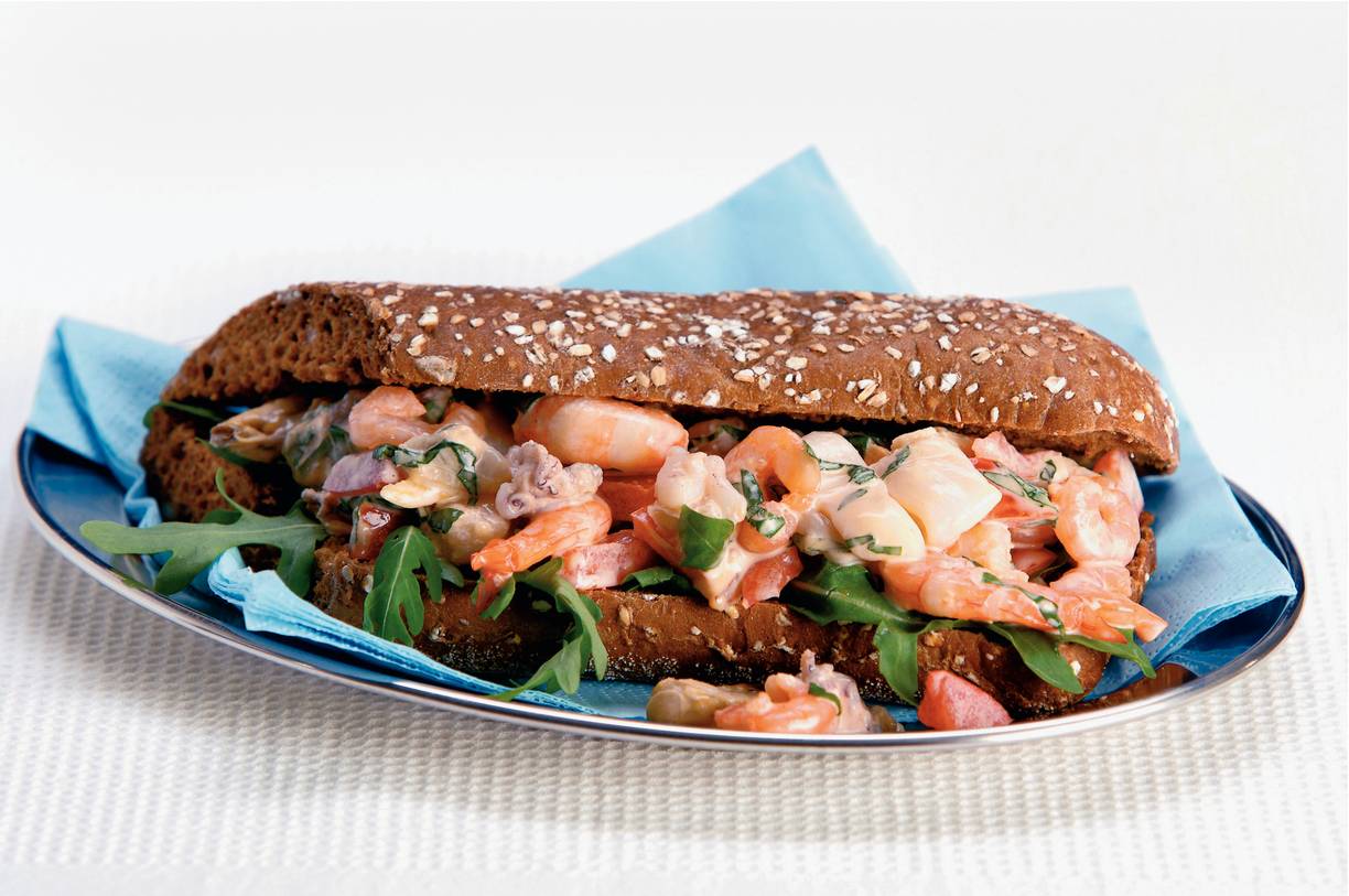 Stokbrood met zeevruchtensalade