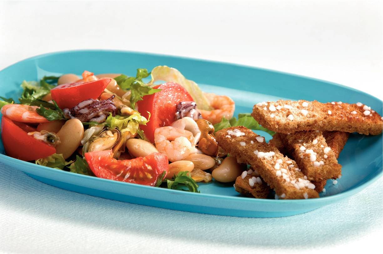 Vissalade met zoute croutonrepen