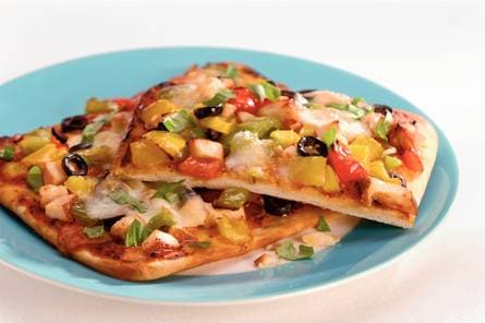 Pizza met paprika en gerookte kip