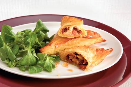 Bladerdeeghapjes uit de oven met zongedroogde tomaat