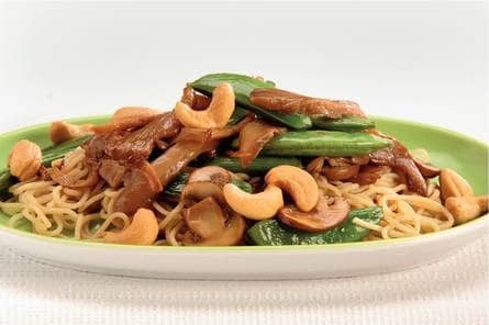 Eiermie met paddestoelen en cashewnoten