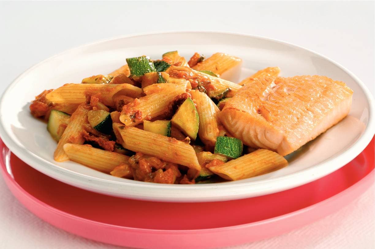 Penne met courgette-kaassaus en zalm