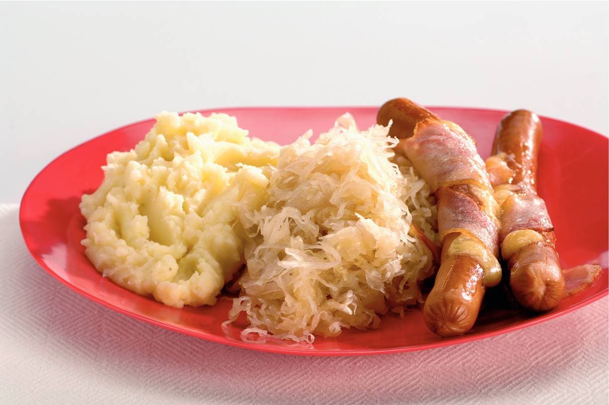 Zuurkool met gevulde hotdogs