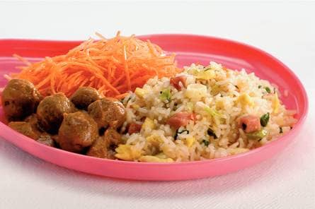 Chinese nasi met gehaktballetjes