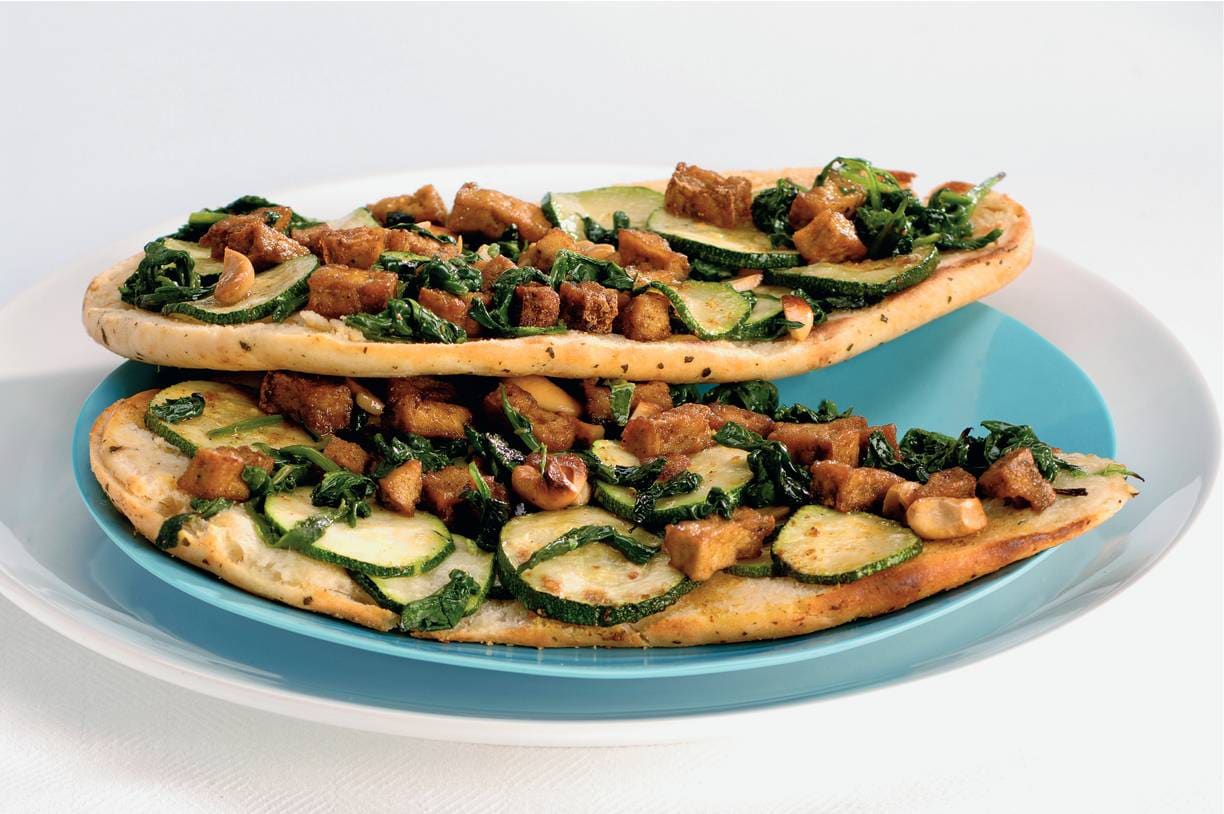 Pizza van naanbrood met tofu