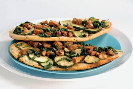 Pizza van naanbrood met tofu