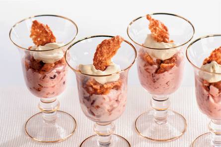Coupe van cranberryroom en kletskoppen