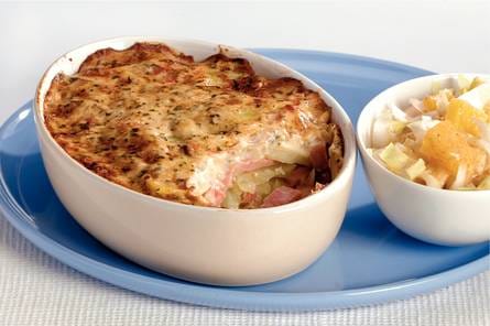 Aardappel-hamschotel met witlofsalade
