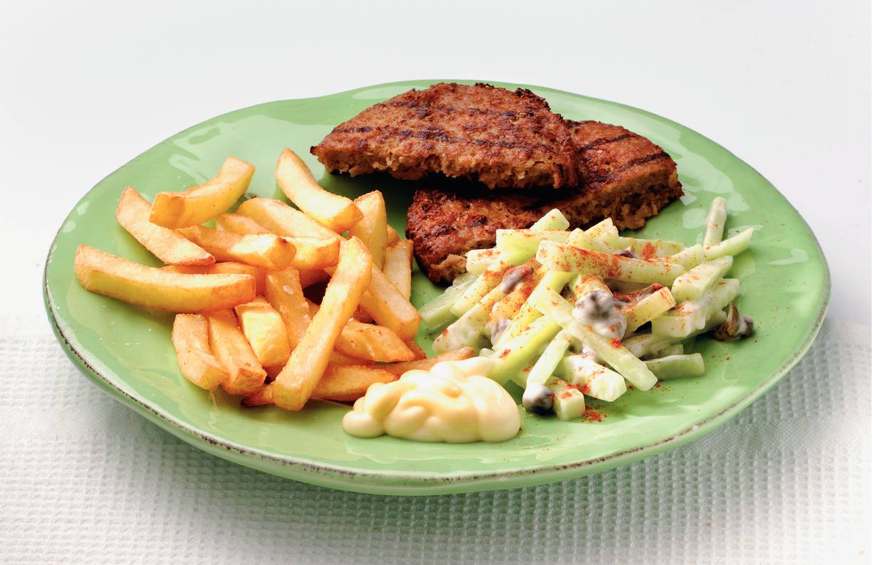 Komkommersalade met vegetarische burger