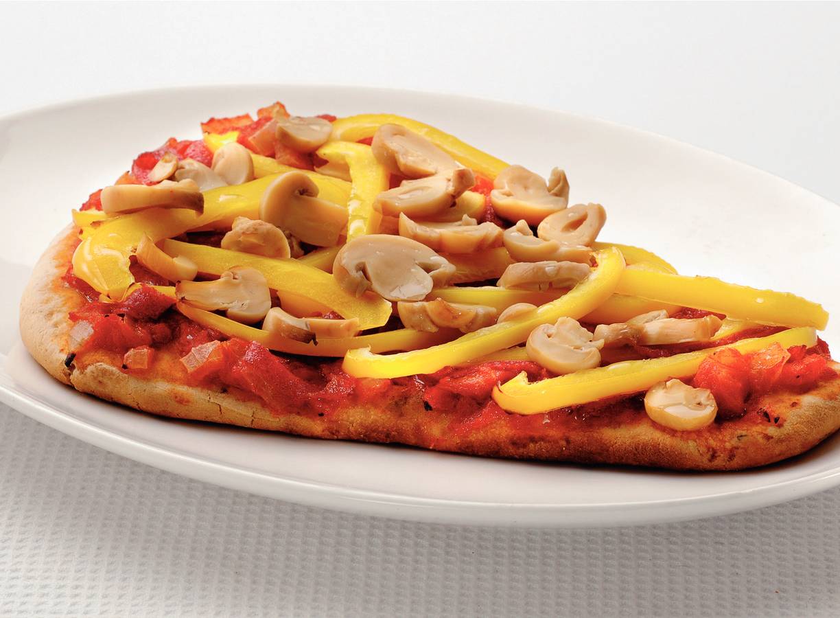 Pizzabrood met salami en groenten