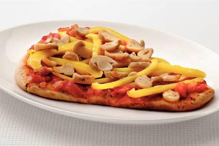 Pizzabrood met salami en groenten